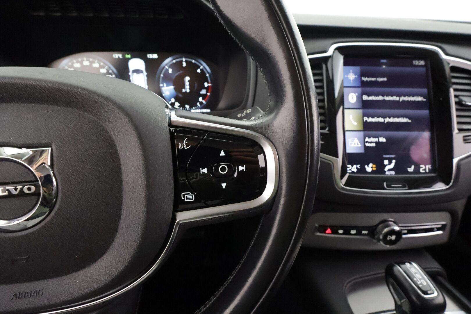 Volvo XC90 2015 D5 AWD Inscription aut 7-P * ACC / HUD / 360° / Muistipenkit / Full LED / Ilma-alusta / Koukku / Keyless / Nahat / Navi * - Suomi-auto / Kahdet renkaat aluvanteilla 