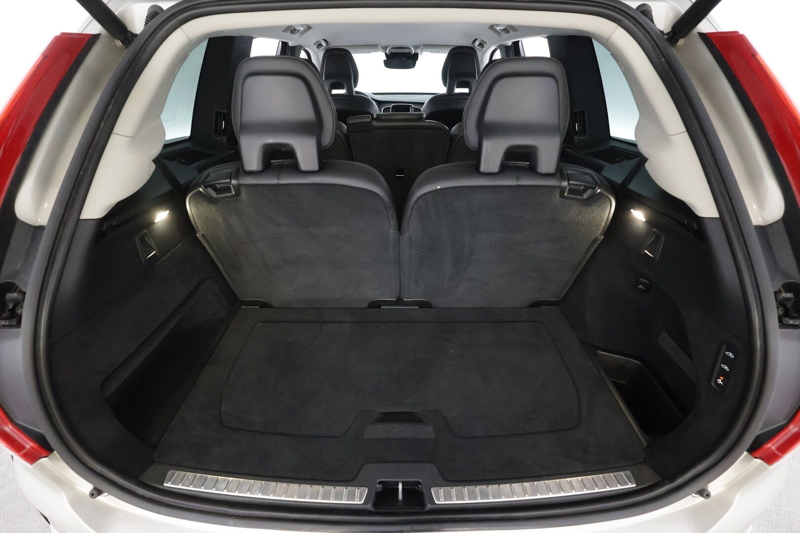 Volvo XC90 2015 D5 AWD Inscription aut 7-P * ACC / HUD / 360° / Muistipenkit / Full LED / Ilma-alusta / Koukku / Keyless / Nahat / Navi * - Ilman AD-blue järjestelmää / Suomi-auto / Kahdet renkaat aluvanteilla - HULLUT AVAJAISHULINAT KORKOTARJOUS 3,29 %