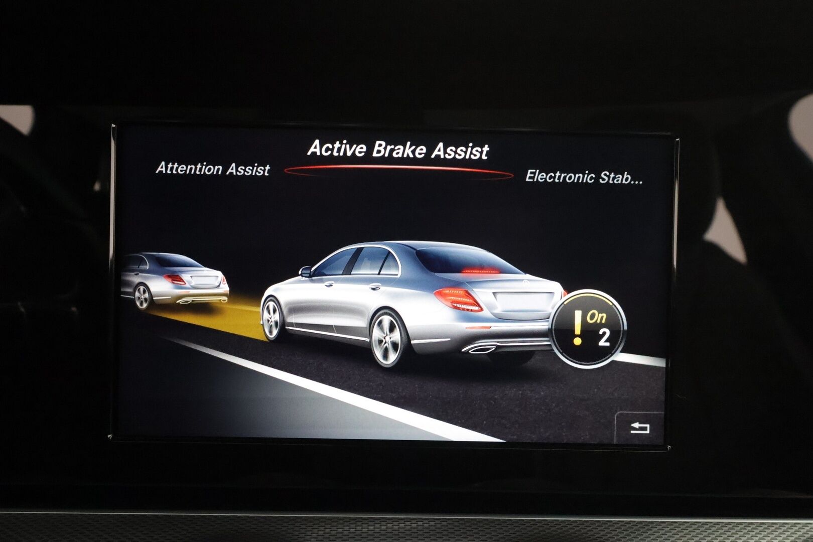 Mercedes-Benz E 2017 220 d 4Matic A Business * Distronic / Koukku / LED-High Performance / P.kamera / Navi / Sportpenkit * - Merkkihuollot / Kahdet renkaat aluvanteilla