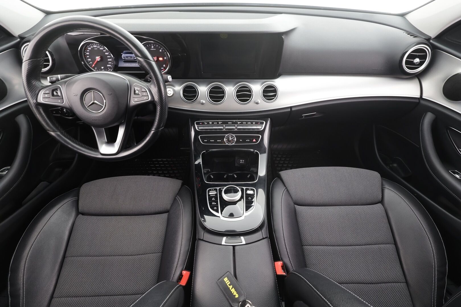 Mercedes-Benz E 2017 220 d 4Matic A Business * Distronic / Koukku / LED-High Performance / P.kamera / Navi / Sportpenkit * - Merkkihuollot / Kahdet renkaat aluvanteilla