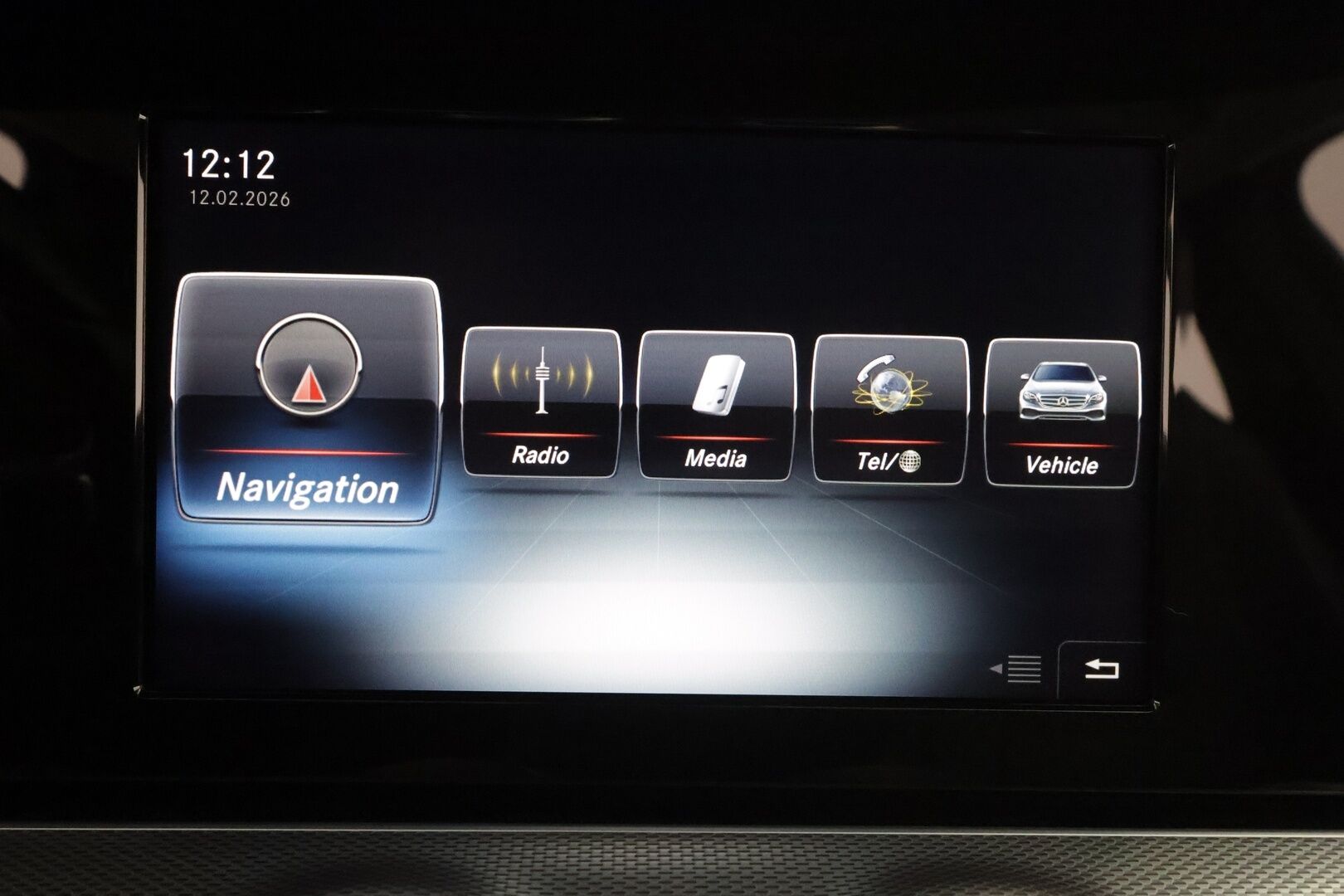 Mercedes-Benz E 2017 220 d 4Matic A Business * Distronic / Koukku / LED-High Performance / P.kamera / Navi / Sportpenkit * - Merkkihuollot / Kahdet renkaat aluvanteilla