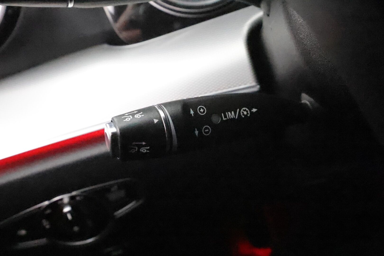 Mercedes-Benz E 2017 220 d 4Matic A Business * Distronic / Koukku / LED-High Performance / P.kamera / Navi / Sportpenkit * - Merkkihuollot / Kahdet renkaat aluvanteilla