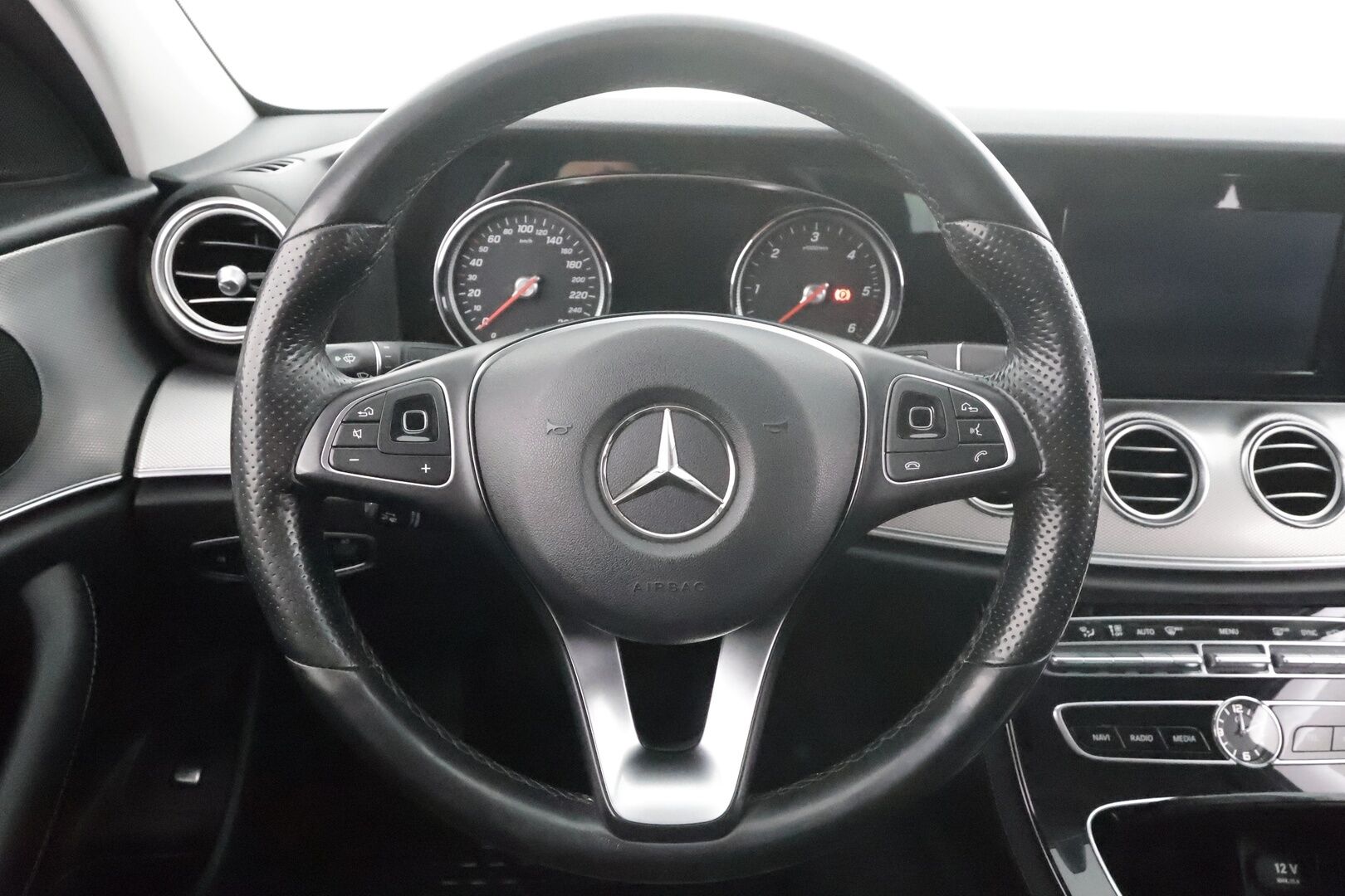 Mercedes-Benz E 2017 220 d 4Matic A Business * Distronic / Koukku / LED-High Performance / P.kamera / Navi / Sportpenkit * - Merkkihuollot / Kahdet renkaat aluvanteilla