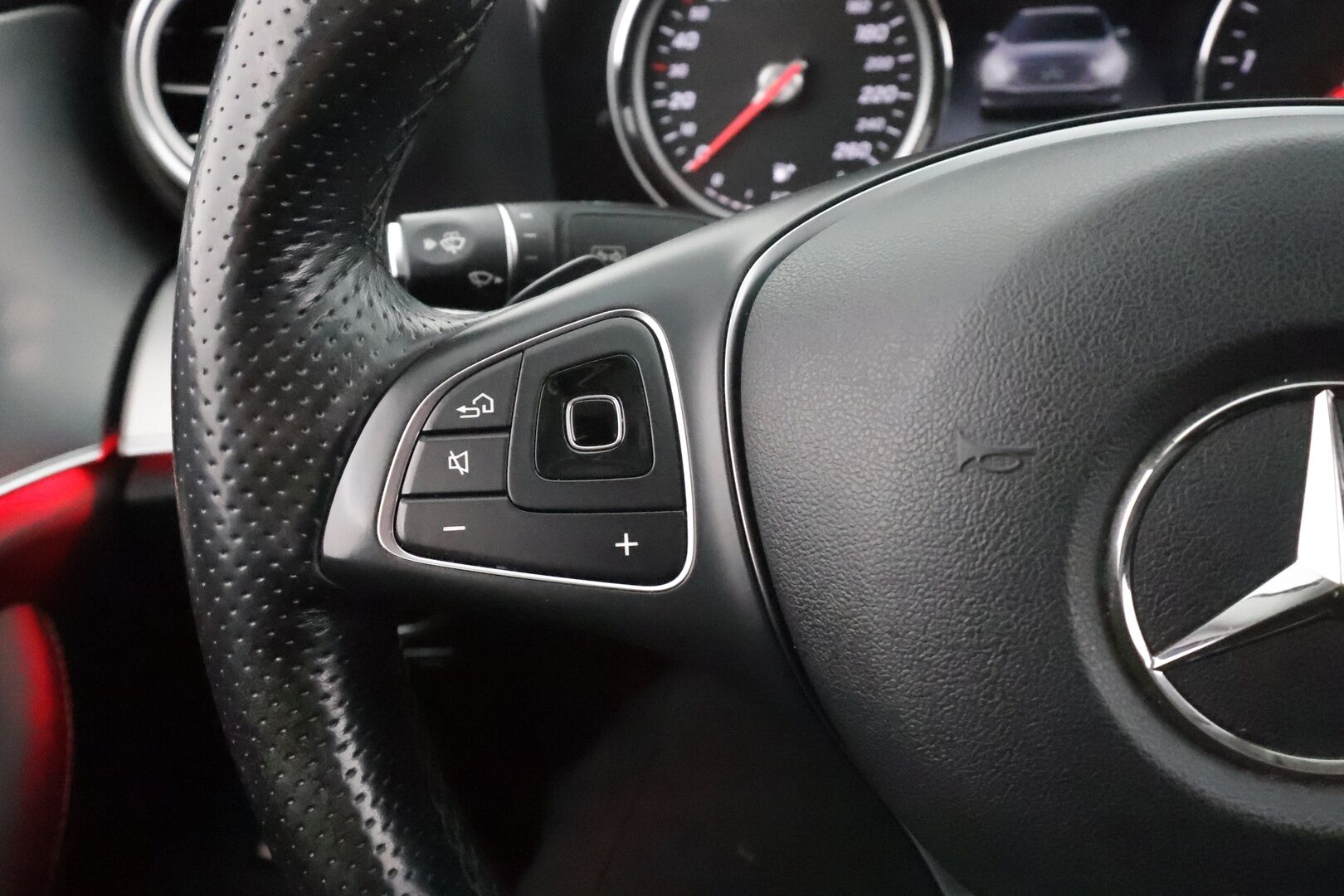 Mercedes-Benz E 2017 220 d 4Matic A Business * Distronic / Koukku / LED-High Performance / P.kamera / Navi / Sportpenkit * - Merkkihuollot / Kahdet renkaat aluvanteilla - HULLUT AVAJAISHULINAT KORKOTARJOUS 3,29 %