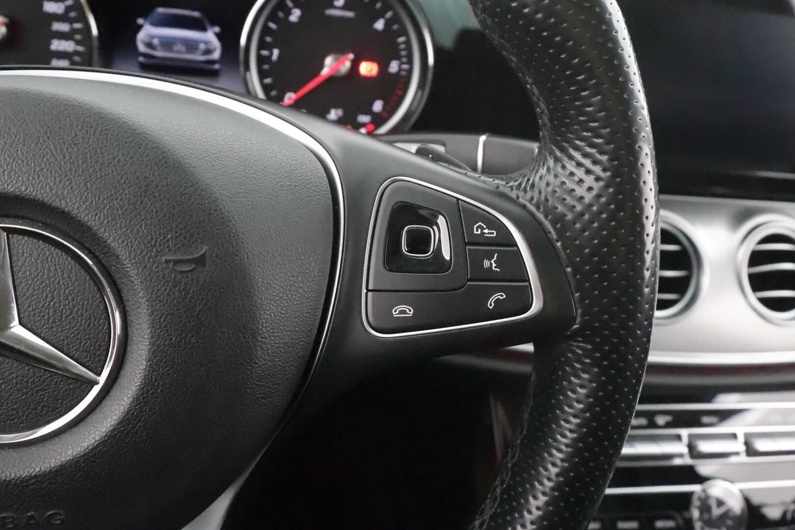 Mercedes-Benz E 2017 220 d 4Matic A Business * Distronic / Koukku / LED-High Performance / P.kamera / Navi / Sportpenkit * - Merkkihuollot / Kahdet renkaat aluvanteilla - HULLUT AVAJAISHULINAT KORKOTARJOUS 3,29 %