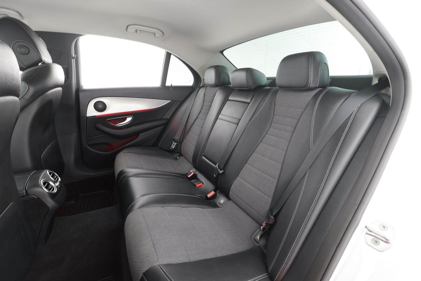 Mercedes-Benz E 2017 220 d 4Matic A Business * Distronic / Koukku / LED-High Performance / P.kamera / Navi / Sportpenkit * - Merkkihuollot / Kahdet renkaat aluvanteilla