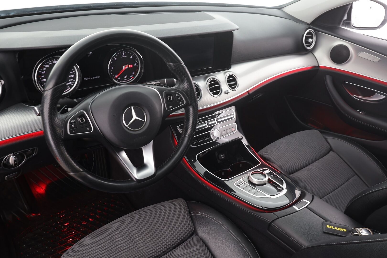 Mercedes-Benz E 2017 220 d 4Matic A Business * Distronic / Koukku / LED-High Performance / P.kamera / Navi / Sportpenkit * - Merkkihuollot / Kahdet renkaat aluvanteilla