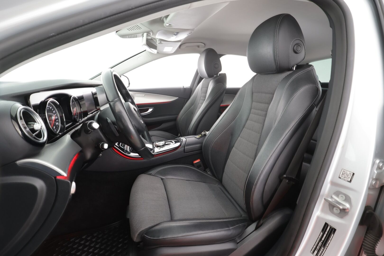 Mercedes-Benz E 2017 220 d 4Matic A Business * Distronic / Koukku / LED-High Performance / P.kamera / Navi / Sportpenkit * - Merkkihuollot / Kahdet renkaat aluvanteilla