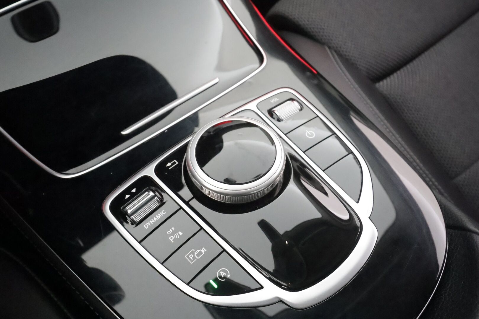 Mercedes-Benz E 2017 220 d 4Matic A Business * Distronic / Koukku / LED-High Performance / P.kamera / Navi / Sportpenkit * - Merkkihuollot / Kahdet renkaat aluvanteilla