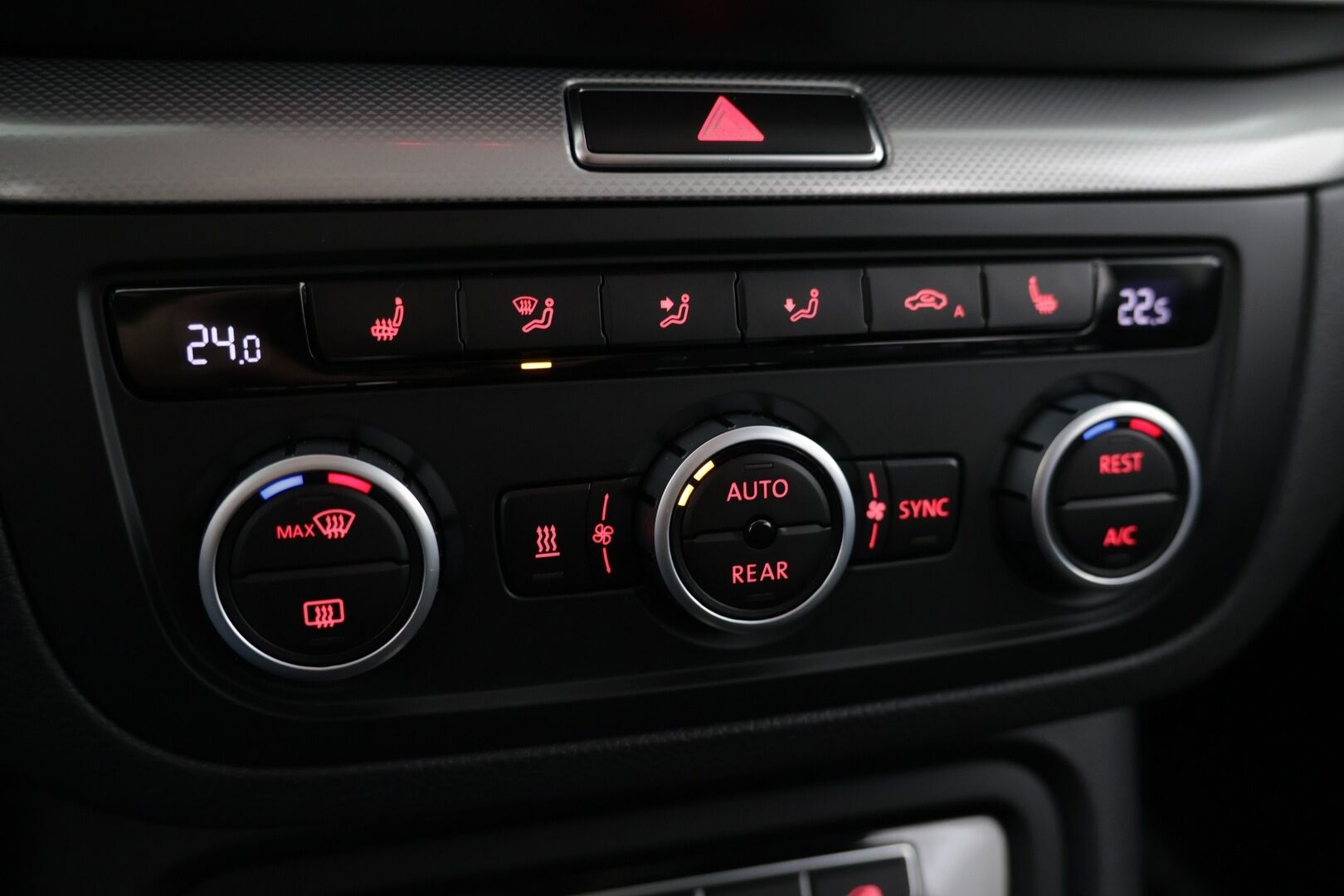 Volkswagen Sharan 2015 Family Edition Comfortline 2,0 TDI 103 kW DSG 7-P * Webasto / Xenon / Vakkari / Vetokoukku * - Suomi-auto / 2x aluvanteet / Juuri huollettu - HULLUT AVAJAISHULINAT KORKOTARJOUS 3,29 %