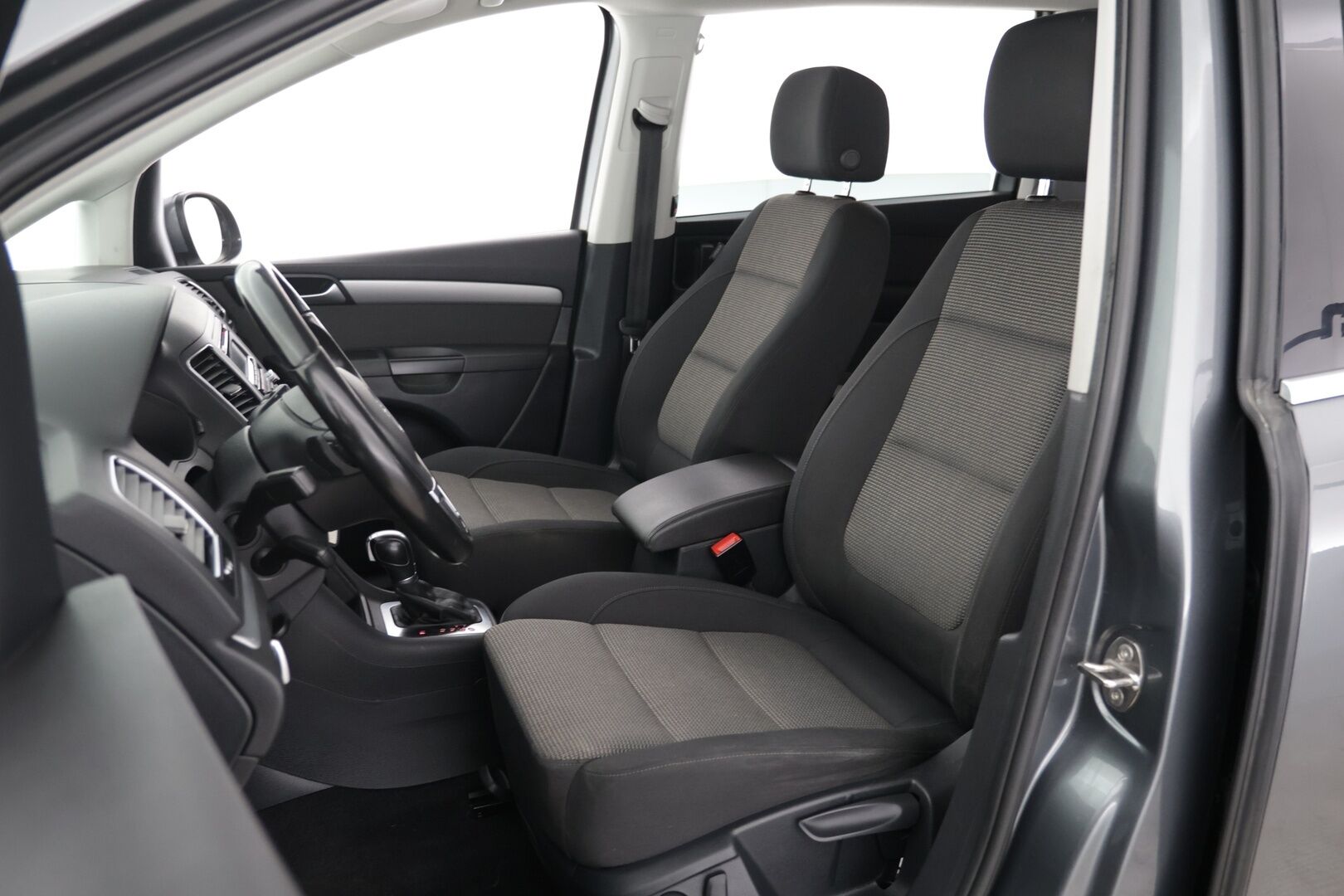 Volkswagen Sharan 2015 Family Edition Comfortline 2,0 TDI 103 kW DSG 7-P * Webasto / Xenon / Vakkari / Vetokoukku * - Suomi-auto / 2x aluvanteet / Juuri huollettu - HULLUT AVAJAISHULINAT KORKOTARJOUS 3,29 %