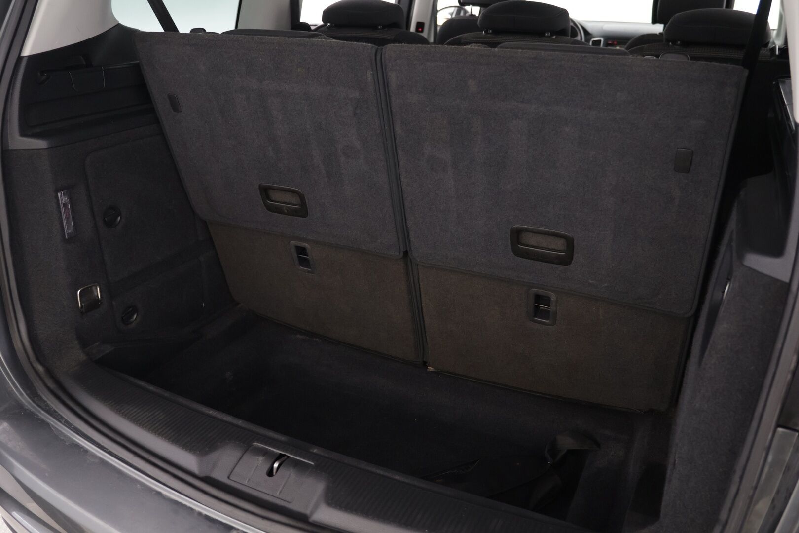 Volkswagen Sharan 2015 Family Edition Comfortline 2,0 TDI 103 kW DSG 7-P * Webasto / Xenon / Vakkari / Vetokoukku * - Suomi-auto / 2x aluvanteet / Juuri huollettu - HULLUT AVAJAISHULINAT KORKOTARJOUS 3,29 %