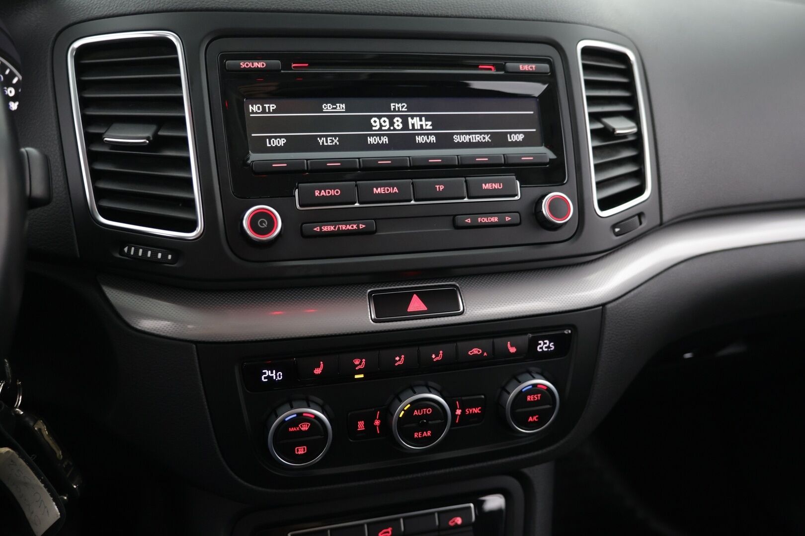 Volkswagen Sharan 2015 Family Edition Comfortline 2,0 TDI 103 kW DSG 7-P * Webasto / Xenon / Vakkari / Vetokoukku * - Suomi-auto / 2x aluvanteet / Juuri huollettu - HULLUT AVAJAISHULINAT KORKOTARJOUS 3,29 %