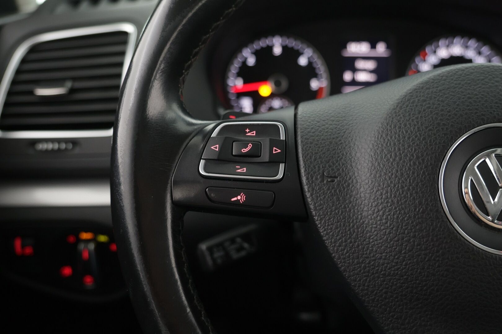 Volkswagen Sharan 2015 Family Edition Comfortline 2,0 TDI 103 kW DSG 7-P * Webasto / Xenon / Vakkari / Vetokoukku * - Suomi-auto / 2x aluvanteet / Juuri huollettu - HULLUT AVAJAISHULINAT KORKOTARJOUS 3,29 %