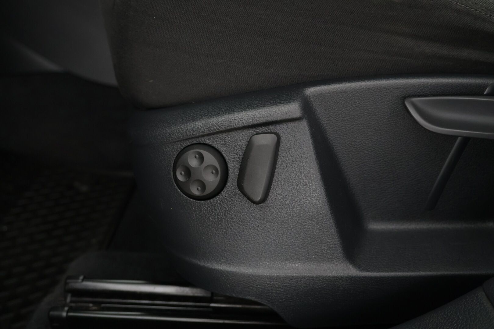 Volkswagen Sharan 2015 Family Edition Comfortline 2,0 TDI 103 kW DSG 7-P * Webasto / Xenon / Vakkari / Vetokoukku * - Suomi-auto / 2x aluvanteet / Juuri huollettu - HULLUT AVAJAISHULINAT KORKOTARJOUS 3,29 %