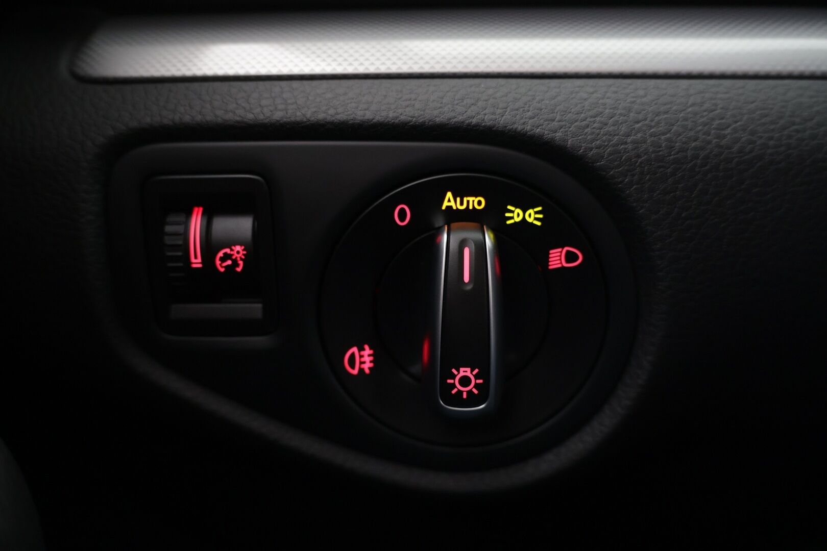 Volkswagen Sharan 2015 Family Edition Comfortline 2,0 TDI 103 kW DSG 7-P * Webasto / Xenon / Vakkari / Vetokoukku * - Suomi-auto / 2x aluvanteet / Juuri huollettu - HULLUT AVAJAISHULINAT KORKOTARJOUS 3,29 %