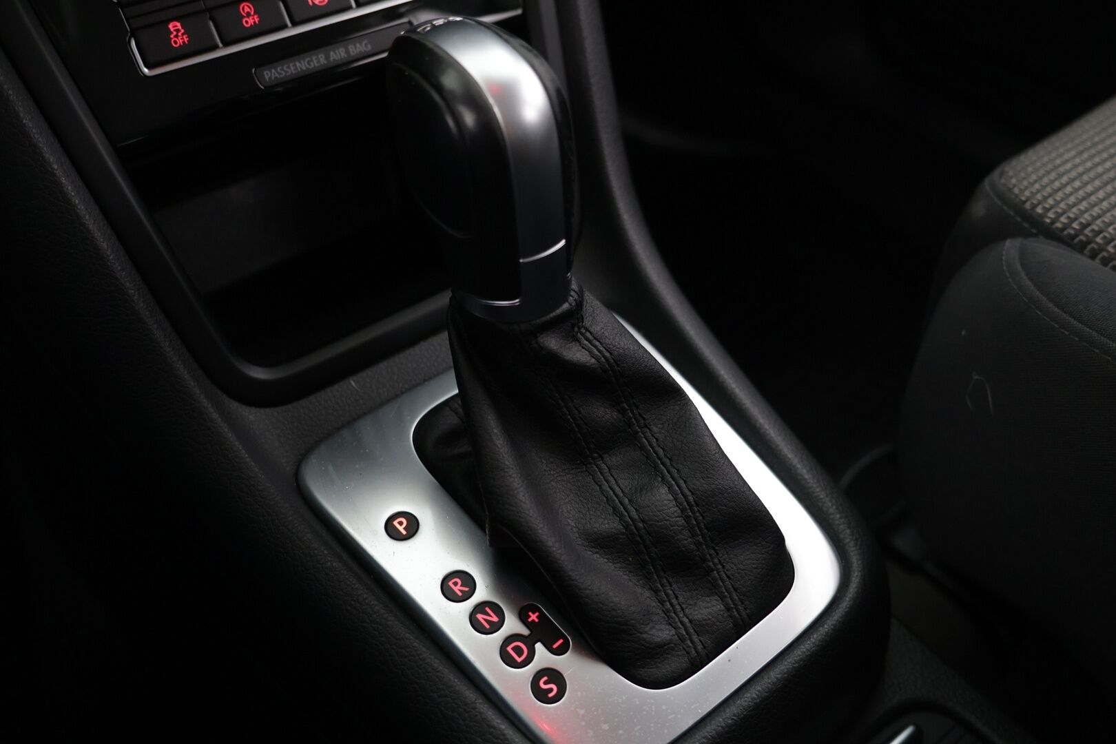 Volkswagen Sharan 2015 Family Edition Comfortline 2,0 TDI 103 kW DSG 7-P * Webasto / Xenon / Vakkari / Vetokoukku * - Suomi-auto / 2x aluvanteet / Juuri huollettu - HULLUT AVAJAISHULINAT KORKOTARJOUS 3,29 %