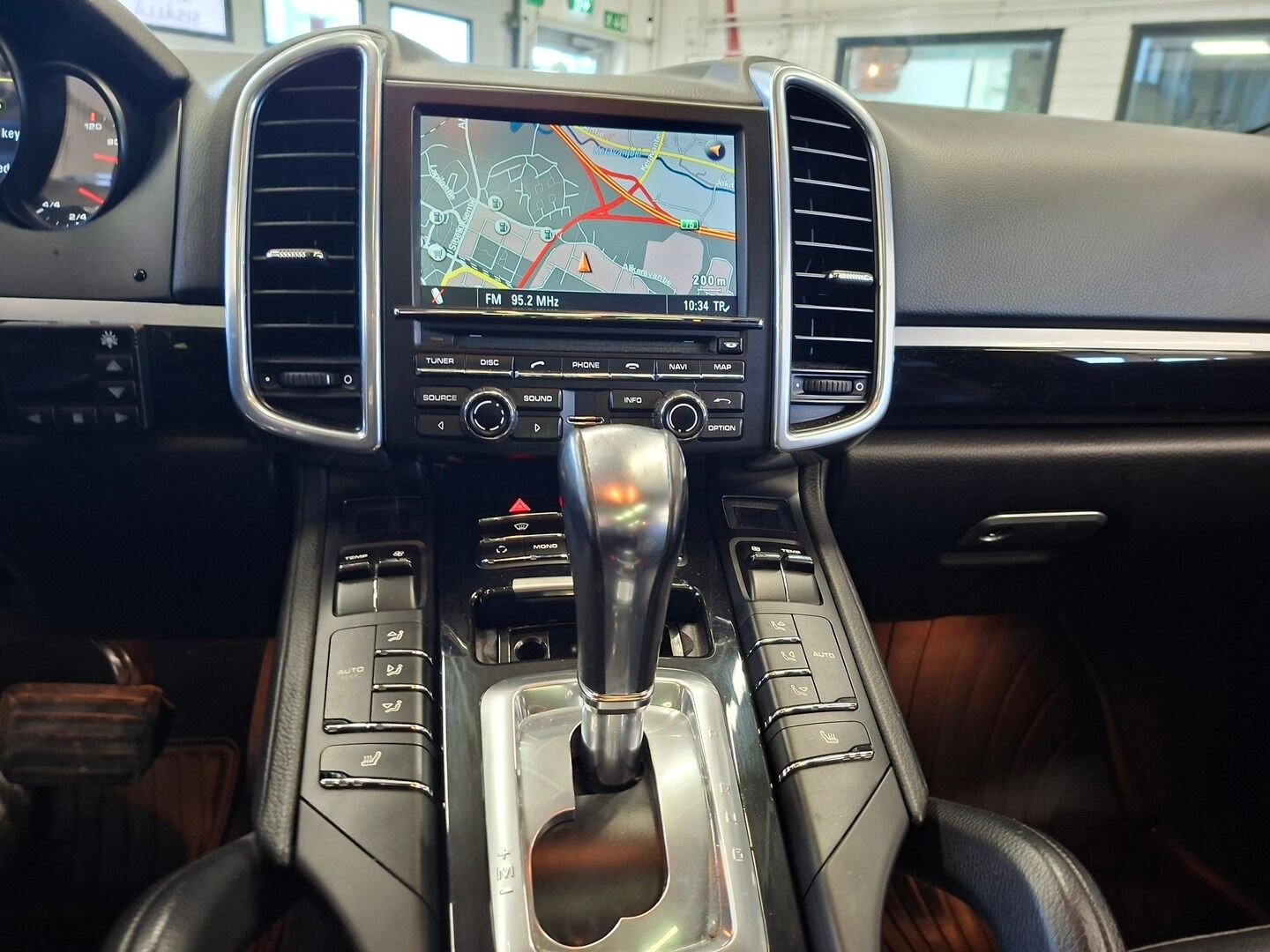 Porsche Cayenne 2011 Diesel Tiptronic * YritysOutlet - Myydään vain yrityksille / Panorama / PA-Lämmitin / Vetokoukku * - YritysOutlet - Myydään vain yrityksille / 2x Porschen vanteet! / Hyvin huollettu / Todella siisti! / Katsastus 01/2027