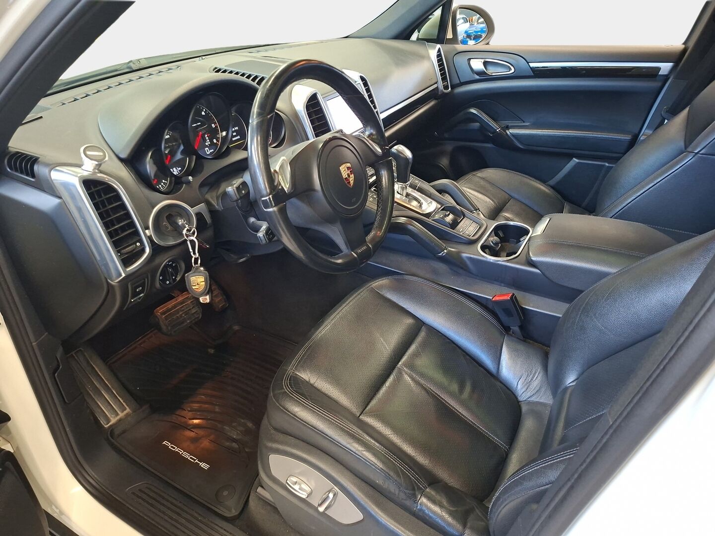 Porsche Cayenne 2011 Diesel Tiptronic * YritysOutlet - Myydään vain yrityksille / Panorama / PA-Lämmitin / Vetokoukku * - YritysOutlet - Myydään vain yrityksille / 2x Porschen vanteet! / Hyvin huollettu / Todella siisti! / Katsastus 01/2027