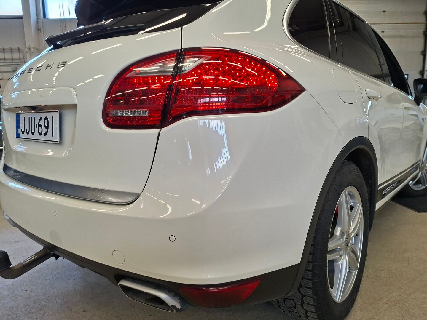 Porsche Cayenne 2011 Diesel Tiptronic * YritysOutlet - Myydään vain yrityksille / Panorama / PA-Lämmitin / Vetokoukku * - YritysOutlet - Myydään vain yrityksille / 2x Porschen vanteet! / Hyvin huollettu / Todella siisti! / Katsastus 01/2027