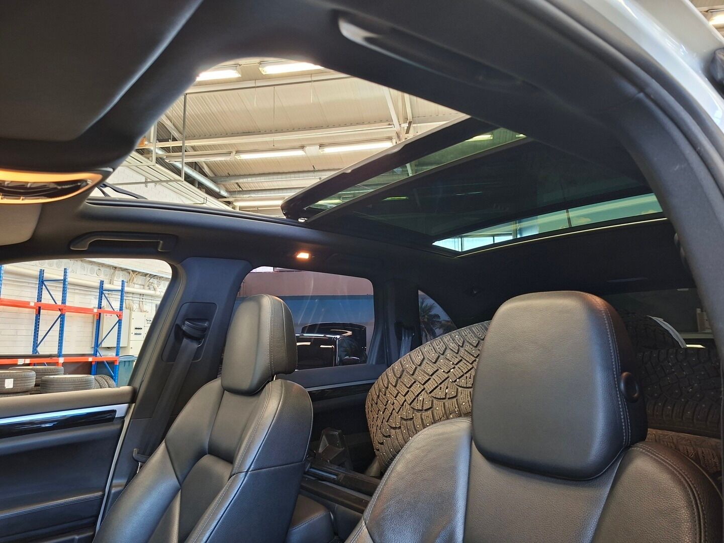 Porsche Cayenne 2011 Diesel Tiptronic * YritysOutlet - Myydään vain yrityksille / Panorama / PA-Lämmitin / Vetokoukku * - YritysOutlet - Myydään vain yrityksille / 2x Porschen vanteet! / Hyvin huollettu / Todella siisti! / Katsastus 01/2027