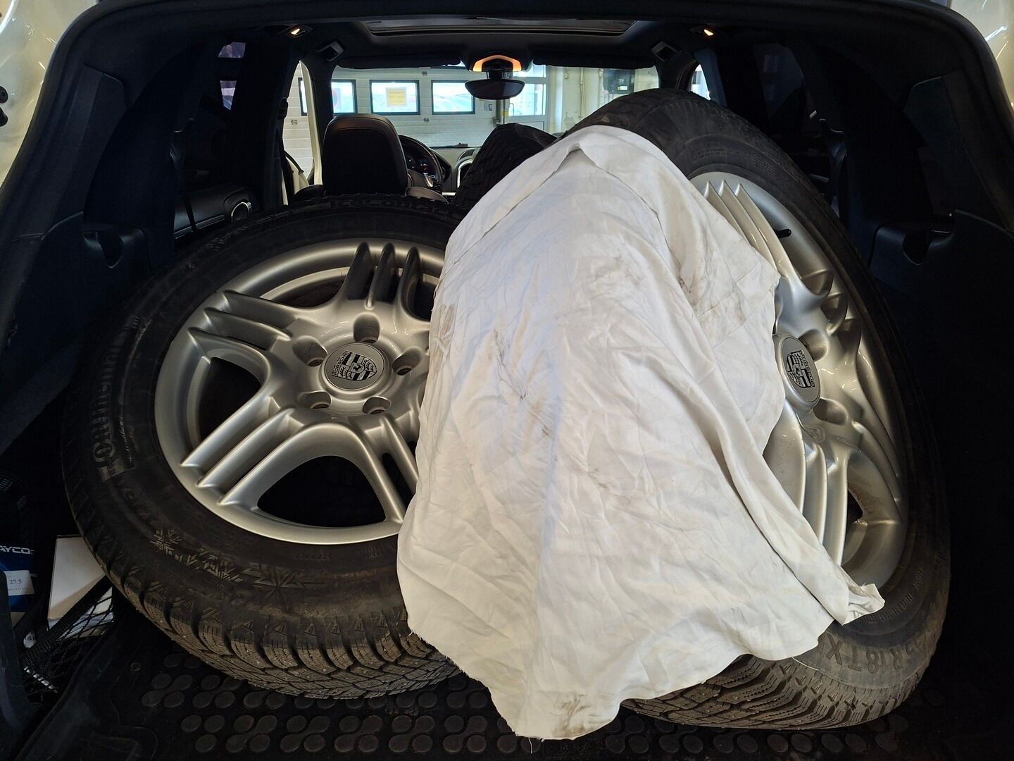 Porsche Cayenne 2011 Diesel Tiptronic * YritysOutlet - Myydään vain yrityksille / Panorama / PA-Lämmitin / Vetokoukku * - YritysOutlet - Myydään vain yrityksille / 2x Porschen vanteet! / Hyvin huollettu / Todella siisti! / Katsastus 01/2027