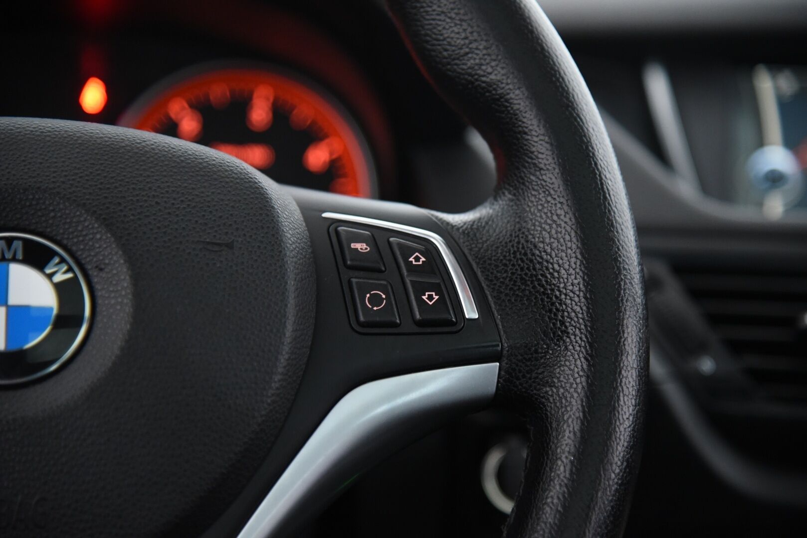 BMW X1 2013 sDrive16d TwinPower Turbo E84 Business xLine / Sporttinahat / HiFi / Prof.navi / Panorama - Tutkat / 2x renkaat / Huoltokirja - Osta nyt, maksa vasta ensi vuonna