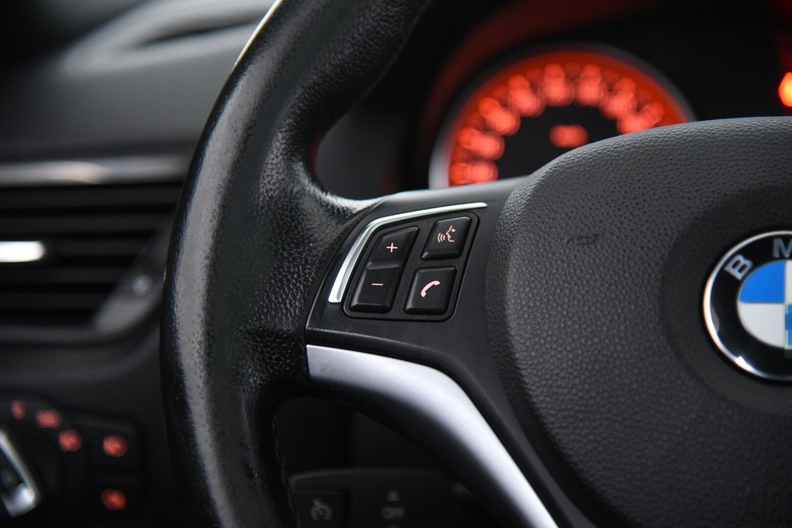 BMW X1 2013 sDrive16d TwinPower Turbo E84 Business xLine / Sporttinahat / HiFi / Prof.navi / Panorama - Tutkat / 2x renkaat / Huoltokirja - Osta nyt, maksa vasta ensi vuonna