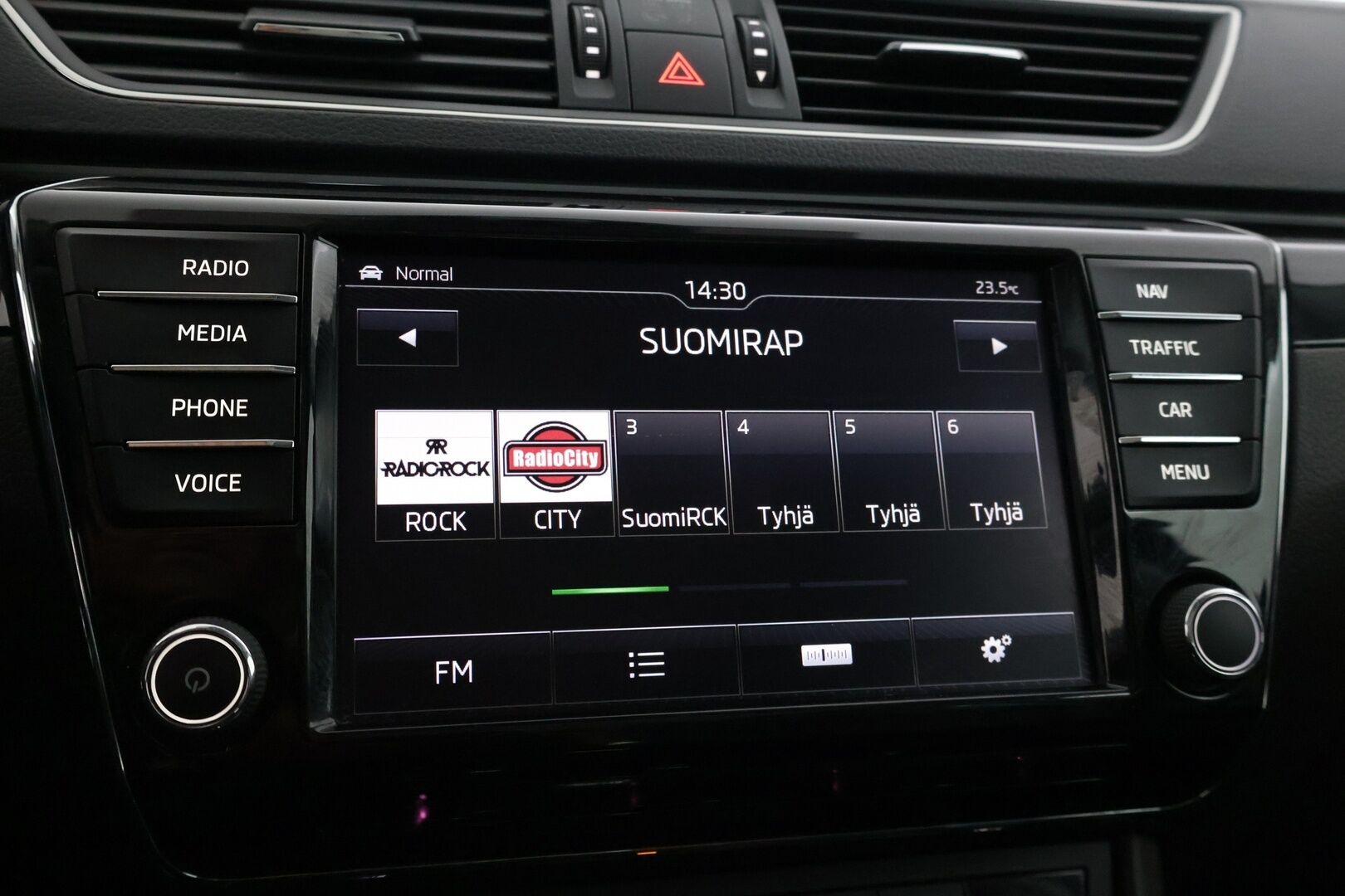 Skoda Superb 2016 Combi 2,0 TDI 190 4x4 L&K DSG Autom. * Webasto / Panorama / Canton / Tuuletetut istuimet / Vetokoukku / ACC / S.Luukku * - * Juuri huollettu! / Jakohihna 03/2024 / Suomi-auto / 2x Renkaat *