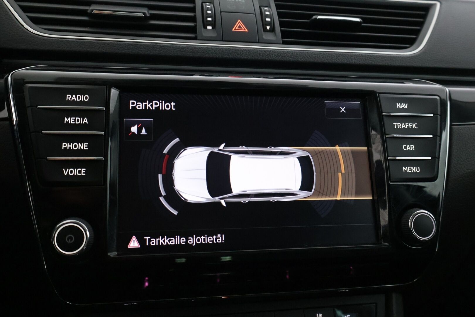 Skoda Superb 2016 Combi 2,0 TDI 190 4x4 L&K DSG Autom. * Webasto / Panorama / Canton / Tuuletetut istuimet / Vetokoukku / ACC / S.Luukku * - * Juuri huollettu! / Jakohihna 03/2024 / Suomi-auto / 2x Renkaat *