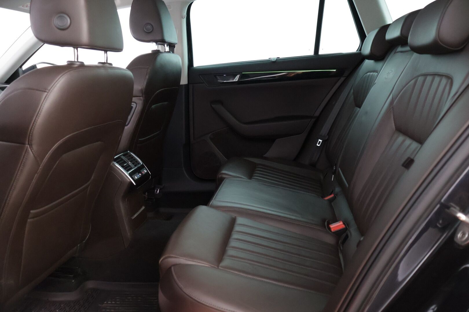 Skoda Superb 2016 Combi 2,0 TDI 190 4x4 L&K DSG Autom. * Webasto / Panorama / Canton / Tuuletetut istuimet / Vetokoukku / ACC / S.Luukku * - * Juuri huollettu! / Jakohihna 03/2024 / Suomi-auto / 2x Renkaat *