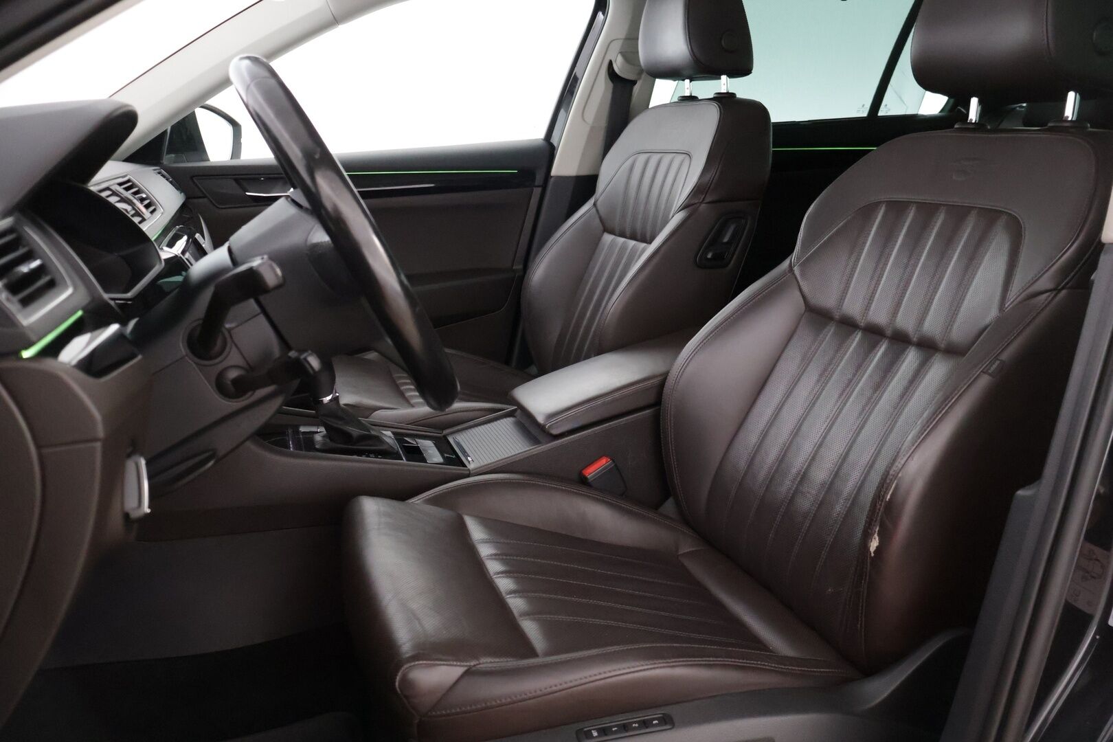 Skoda Superb 2016 Combi 2,0 TDI 190 4x4 L&K DSG Autom. * Webasto / Panorama / Canton / Tuuletetut istuimet / Vetokoukku / ACC / S.Luukku * - * Juuri huollettu! / Jakohihna 03/2024 / Suomi-auto / 2x Renkaat *