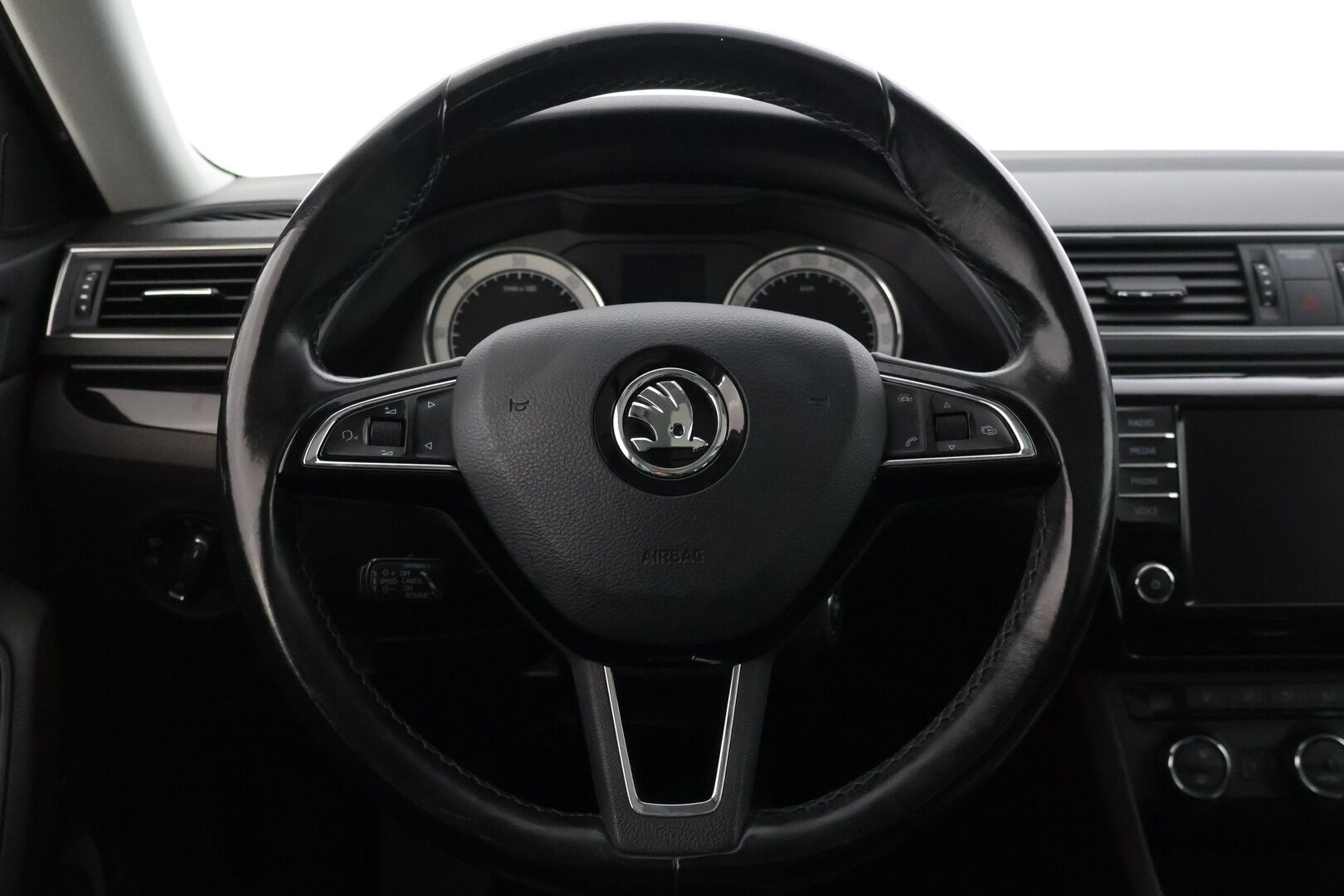 Skoda Superb 2016 Combi 2,0 TDI 190 4x4 L&K DSG Autom. * Webasto / Panorama / Canton / Tuuletetut istuimet / Vetokoukku / ACC / S.Luukku * - * Juuri huollettu! / Jakohihna 03/2024 / Suomi-auto / 2x Renkaat *