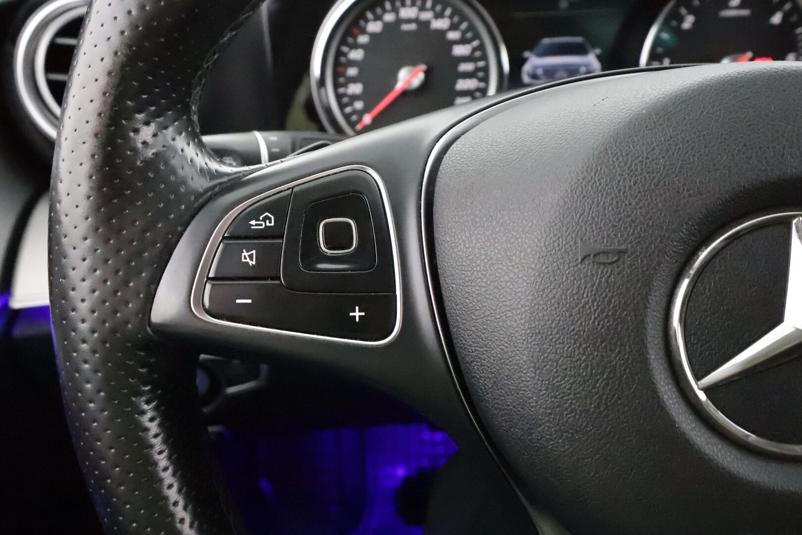 Mercedes-Benz E 2016 220 d A Premium Business * Distronic+ / Multibeam / 360° / Sportpenkit / Navi / Kaistavahti / Keyless * - *Juuri tehty B huolto / Suomi-auto / Kahdet renkaat&vanteet*