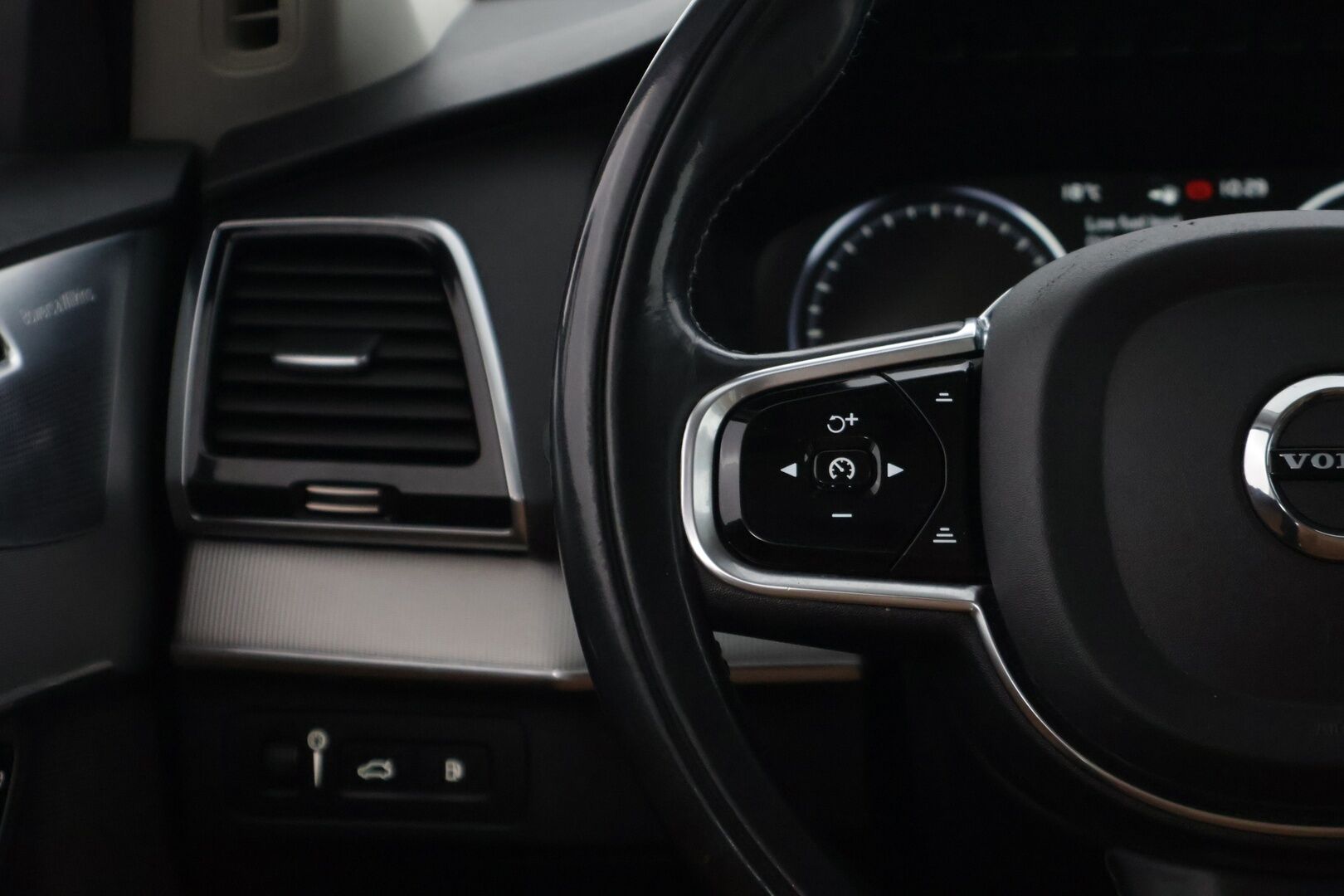 Volvo XC90 2016 T8 Twin Engine AWD Inscription aut - | Ilmajousitus | Bowers & Wilkins | 7.p | Panoraama | HUD | 360° Kamera | Vetokoukku | Pilot-assist | Webasto |