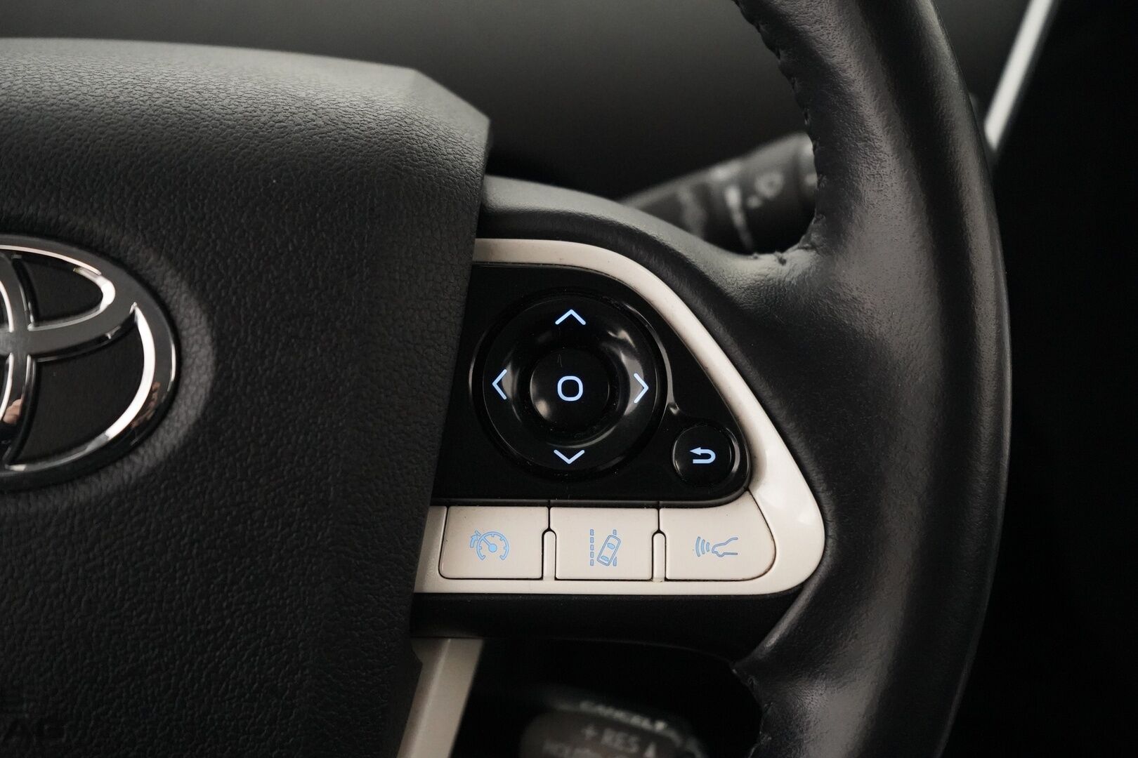 Toyota Prius 2016 Active * HUD / Kamera / Lohkolämmitin / Navi / Blis / Keyless Go * - Suomi- auto / Kahdet OEM vanteet / Viimeisin huolto 12/2025 / Juuri katsastettu