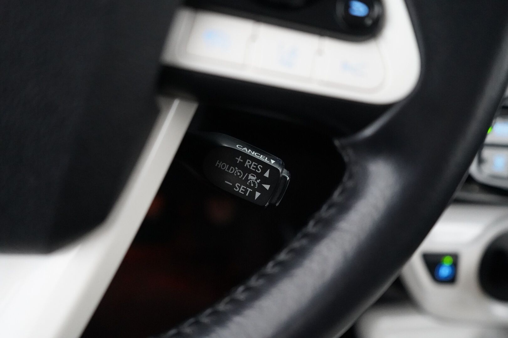 Toyota Prius 2016 Active * HUD / Kamera / Lohkolämmitin / Navi / Blis / Keyless Go * - Suomi- auto / Kahdet OEM vanteet / Viimeisin huolto 12/2025 / Juuri katsastettu