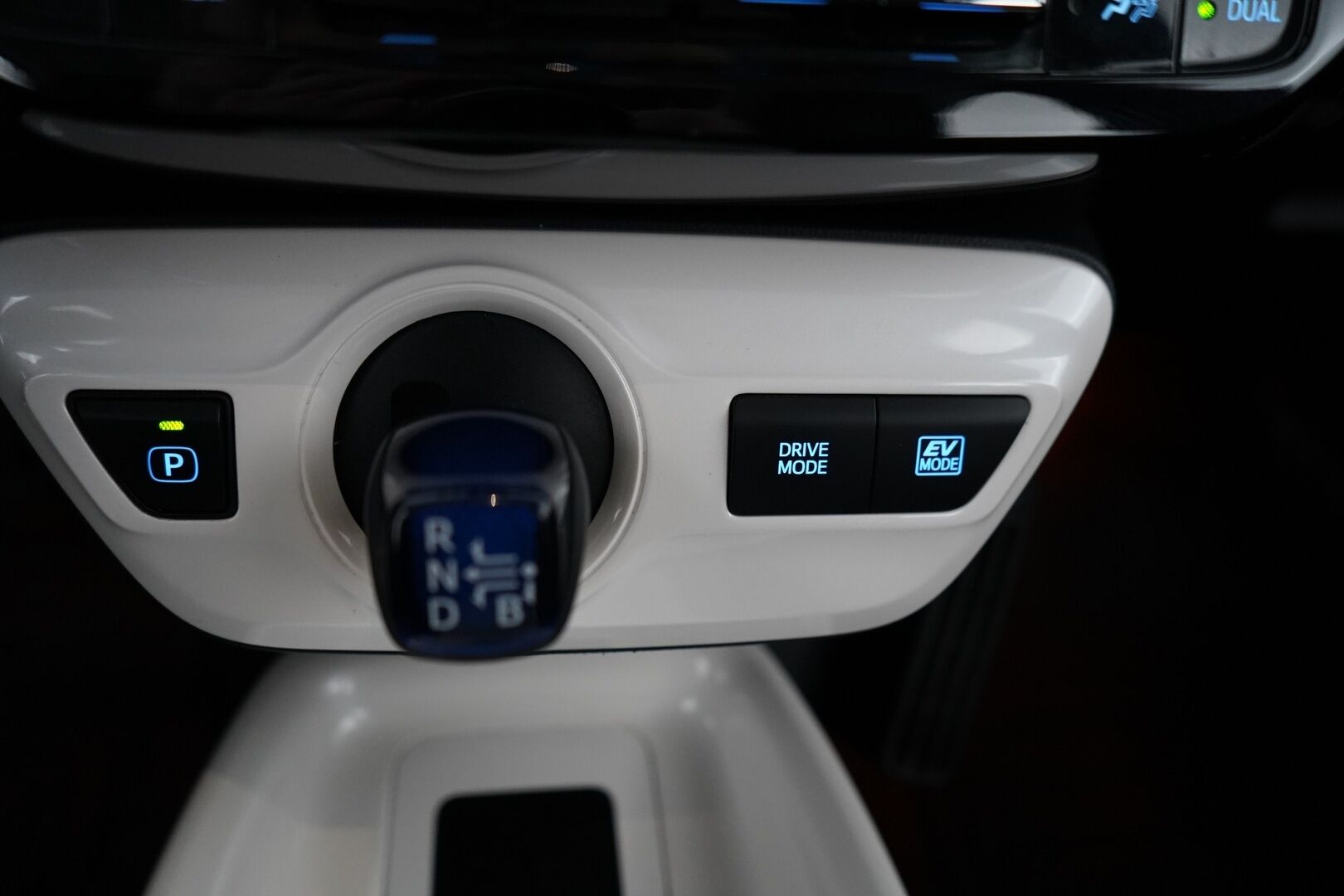 Toyota Prius 2016 Active * HUD / Kamera / Lohkolämmitin / Navi / Blis / Keyless Go * - Suomi- auto / Kahdet OEM vanteet / Viimeisin huolto 12/2025 / Juuri katsastettu