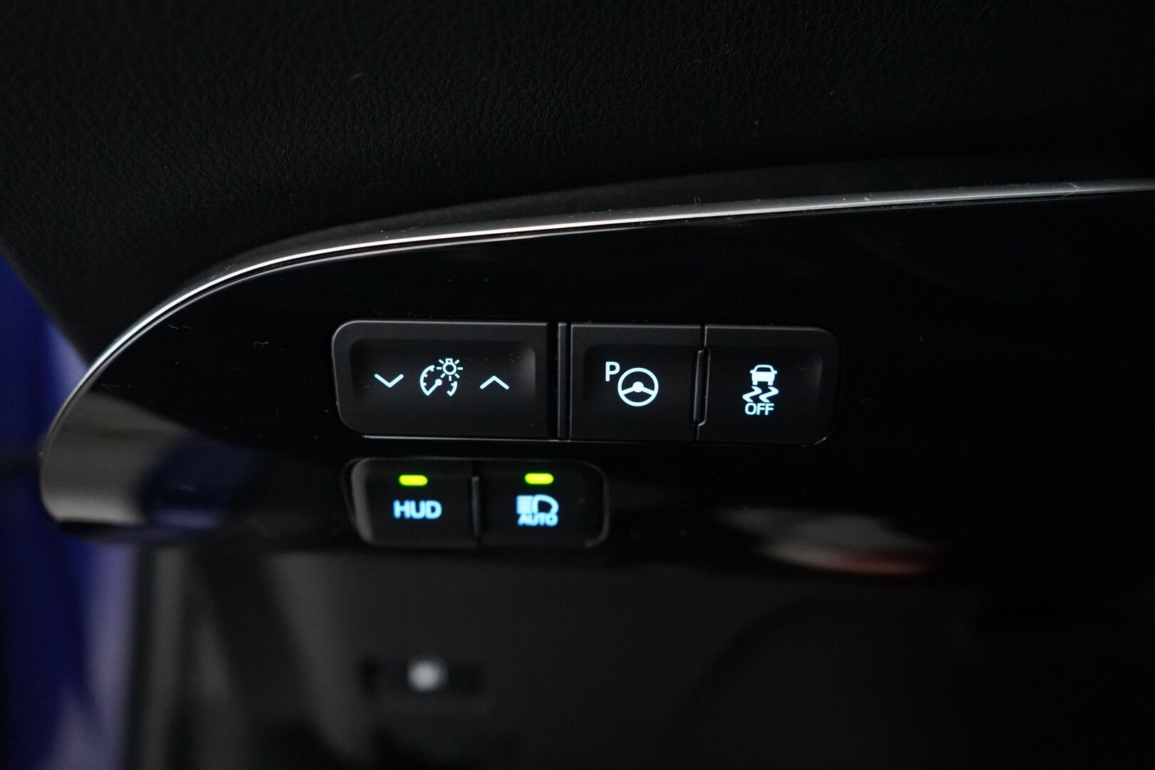 Toyota Prius 2016 Active * HUD / Kamera / Lohkolämmitin / Navi / Blis / Keyless Go * - Suomi- auto / Kahdet OEM vanteet / Viimeisin huolto 12/2025 / Juuri katsastettu