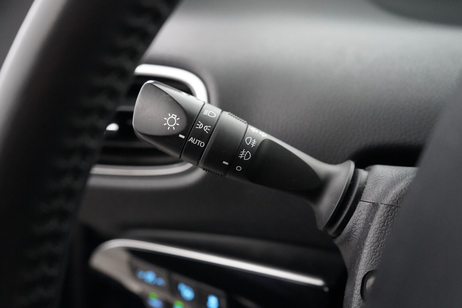 Toyota Prius 2016 Active * HUD / Kamera / Lohkolämmitin / Navi / Blis / Keyless Go * - Suomi- auto / Kahdet OEM vanteet / Viimeisin huolto 12/2025 / Juuri katsastettu