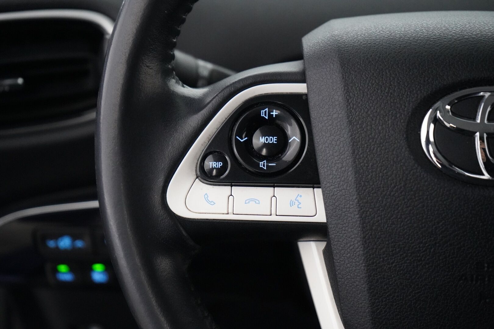 Toyota Prius 2016 Active * HUD / Kamera / Lohkolämmitin / Navi / Blis / Keyless Go * - Suomi- auto / Kahdet OEM vanteet / Viimeisin huolto 12/2025 / Juuri katsastettu