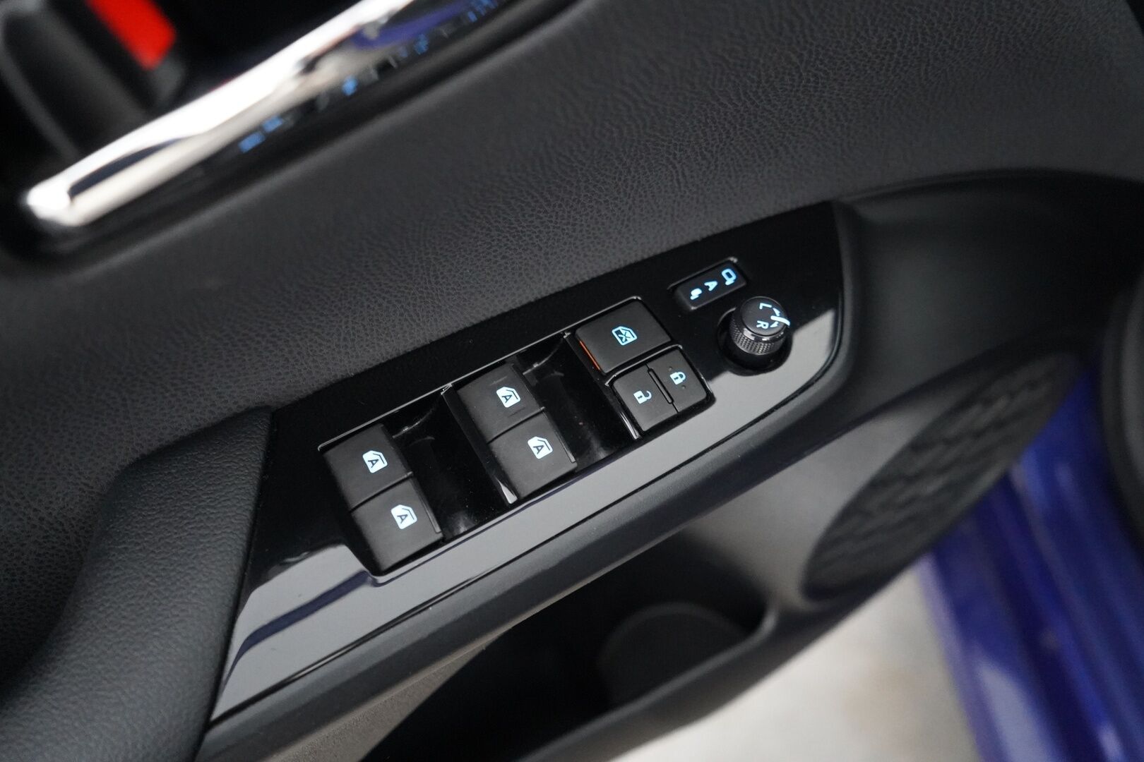 Toyota Prius 2016 Active * HUD / Kamera / Lohkolämmitin / Navi / Blis / Keyless Go * - Suomi- auto / Kahdet OEM vanteet / Viimeisin huolto 12/2025 / Juuri katsastettu