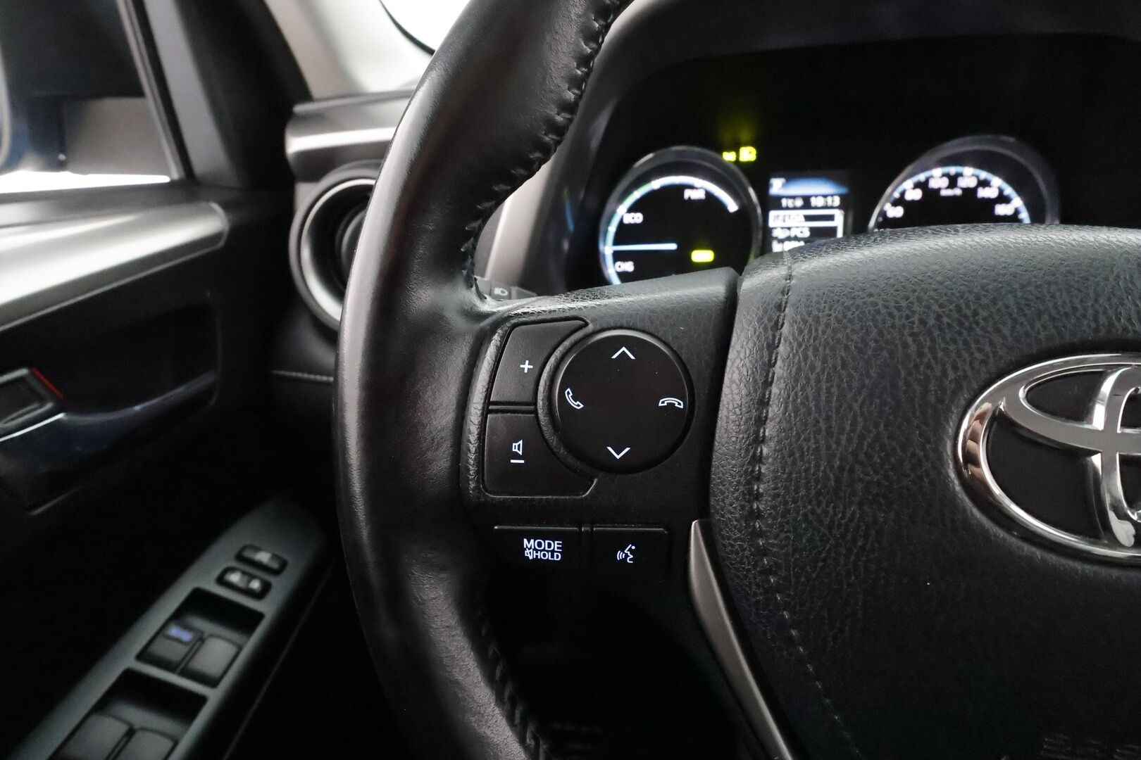 Toyota RAV4 2016 2,5 Hybrid FWD Active * ACC / LED / P.Kamera / Kaistavahti / Navi / Keyless * - Suomi-auto / Merkkihuollot / Kahdet renkaat aluvanteilla - HULLUT AVAJAISHULINAT KORKOTARJOUS 3,29 %