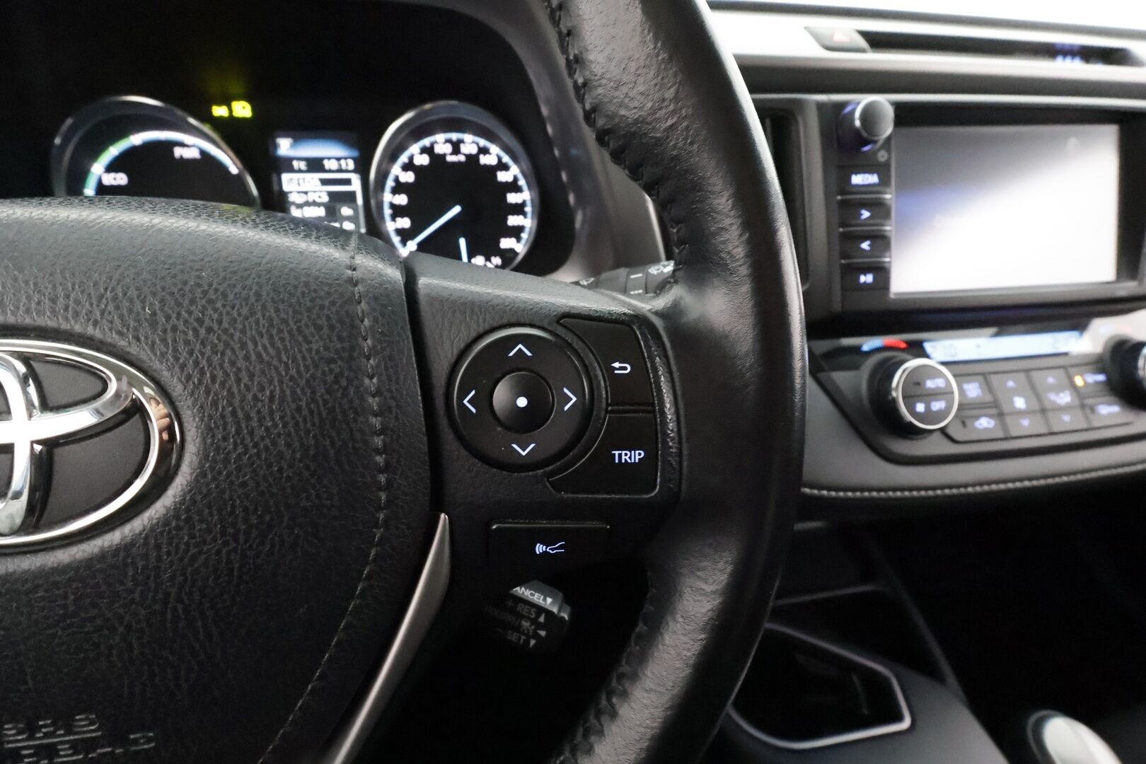 Toyota RAV4 2016 2,5 Hybrid FWD Active * ACC / LED / P.Kamera / Kaistavahti / Navi / Keyless * - Suomi-auto / Merkkihuollot / Kahdet renkaat aluvanteilla - HULLUT AVAJAISHULINAT KORKOTARJOUS 3,29 %