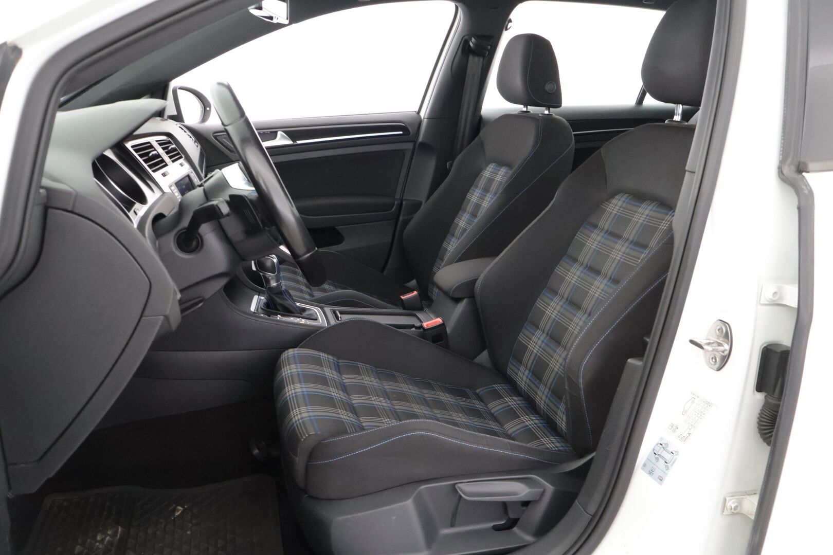 Volkswagen Golf 2016 GTE Plug-In Hybrid 150 kW (204 hv) DSG-automaatti */ 2.om Suomi-auto / Adapt. vakkari / Webasto / Navi / Carplay / 2x renkaat /* - Särmä historia / Kattavat varusteet / 2x renkaat