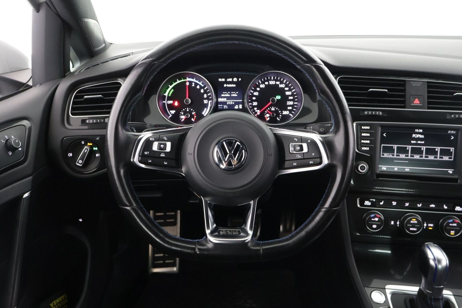 Volkswagen Golf 2016 GTE Plug-In Hybrid 150 kW (204 hv) DSG-automaatti */ 2.om Suomi-auto / Adapt. vakkari / Webasto / Navi / Carplay / 2x renkaat /* - Särmä historia / Kattavat varusteet / 2x renkaat