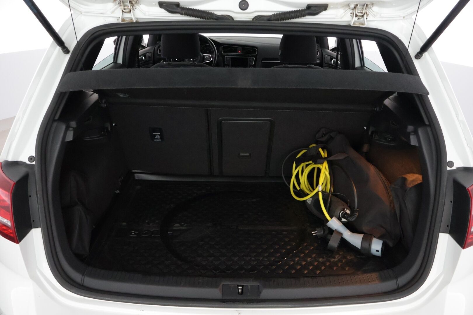 Volkswagen Golf 2016 GTE Plug-In Hybrid 150 kW (204 hv) DSG-automaatti */ 2.om Suomi-auto / Adapt. vakkari / Webasto / Navi / Carplay / 2x renkaat /* - Särmä historia / Kattavat varusteet / 2x renkaat