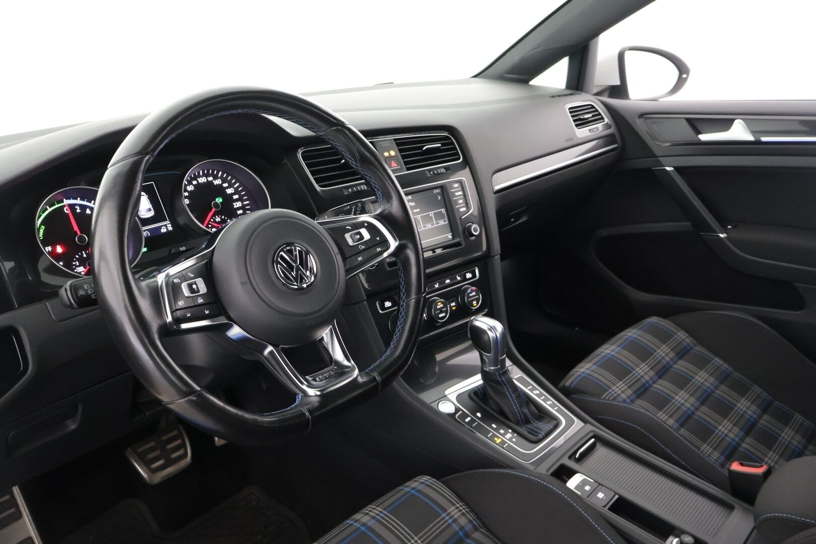 Volkswagen Golf 2016 GTE Plug-In Hybrid 150 kW (204 hv) DSG-automaatti */ 2.om Suomi-auto / Adapt. vakkari / Webasto / Navi / Carplay / 2x renkaat /* - Särmä historia / Kattavat varusteet / 2x renkaat