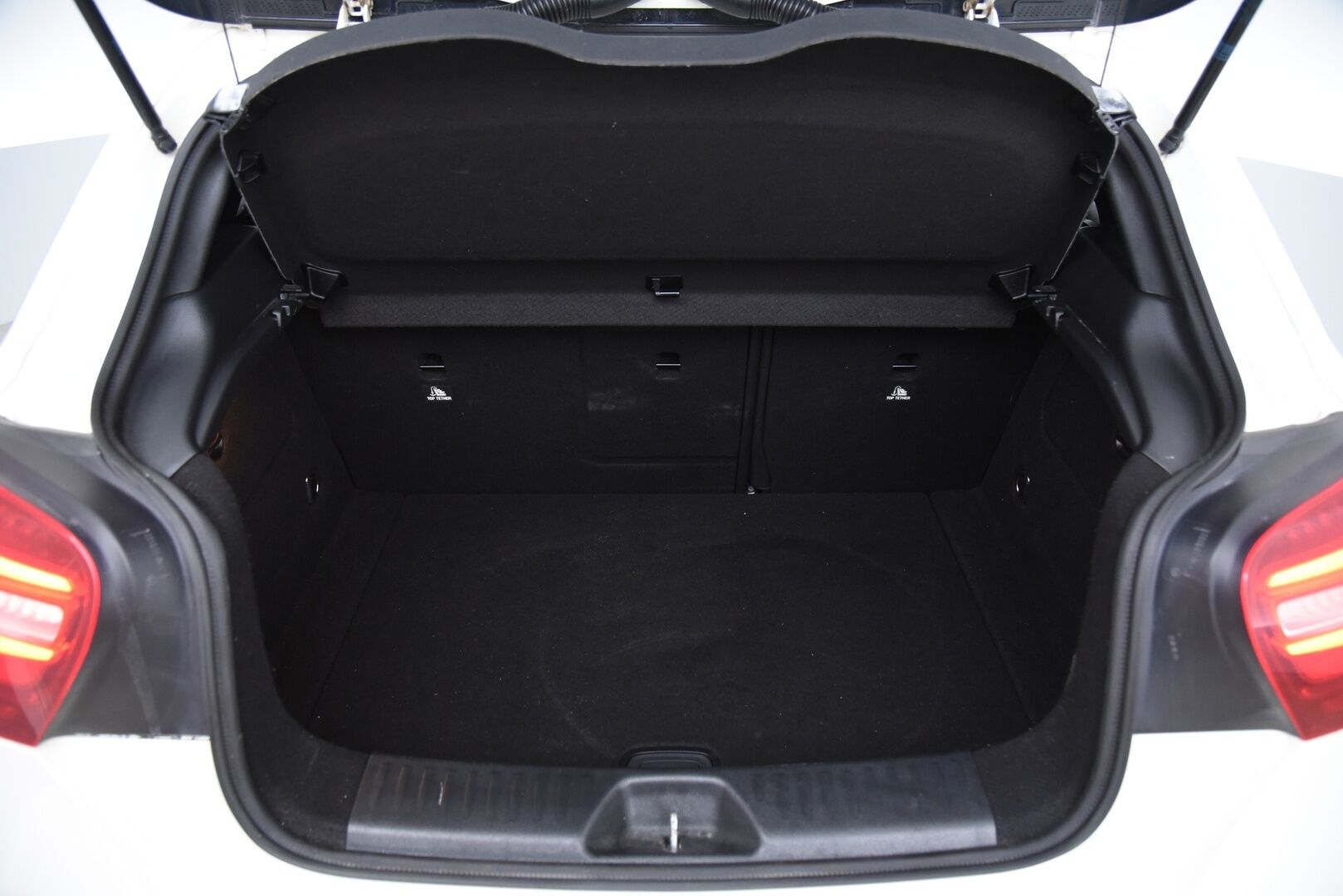 Mercedes-Benz A 2016 180 d A Premium Business / P-Kamera / LED-Ajovalot / Lohko + Sisätilanlämmitin - Siistikuntoinen Suomi-Auto hyvällä huoltohistorialla!