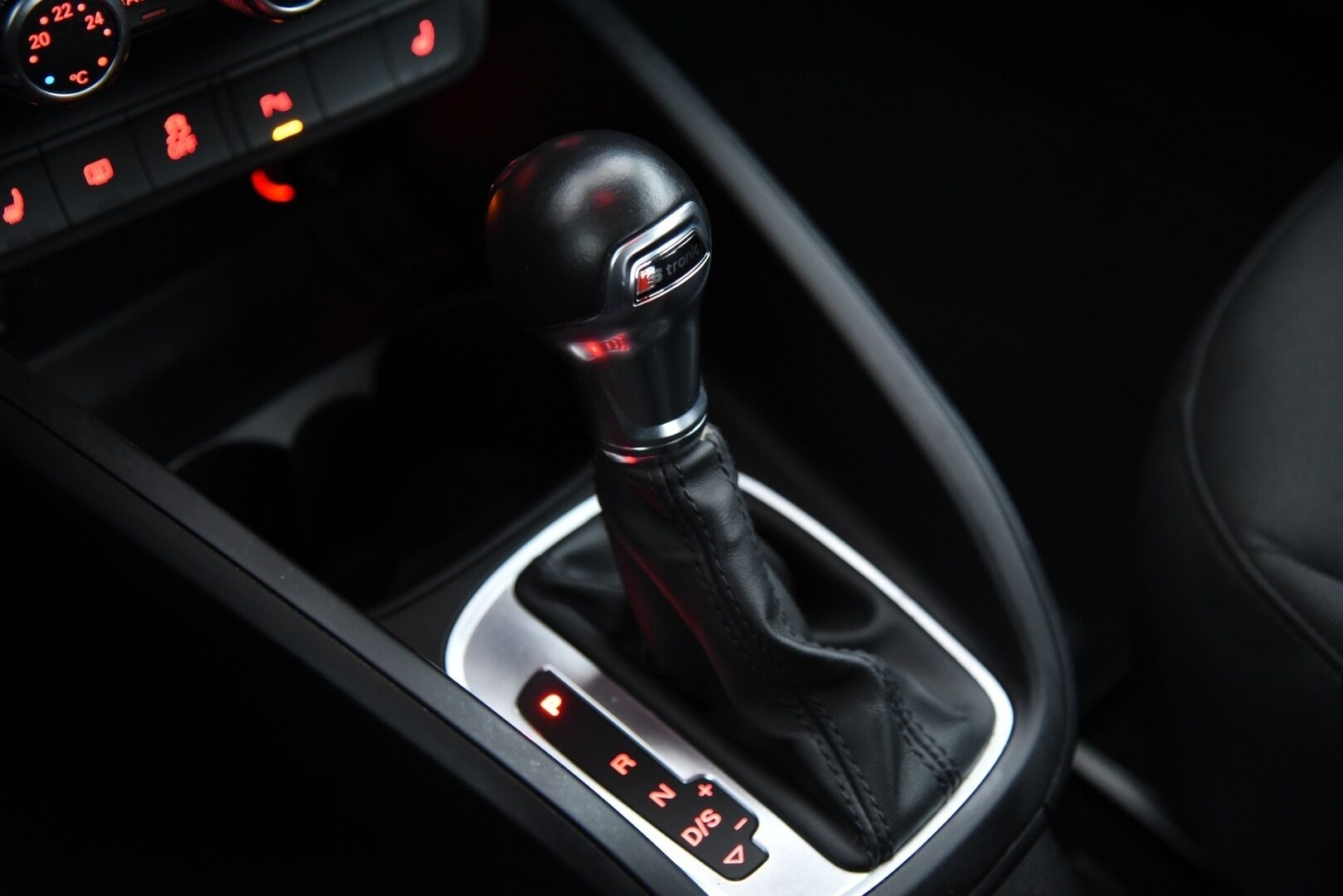 Audi A1 2016 Sportback Comfort 1,4 TFSI 92 kW S tronic - Suomi-auto / Vakionopeudensäädin / Peruutustutkat / Xenon / 2x renkaat / Metalliväri